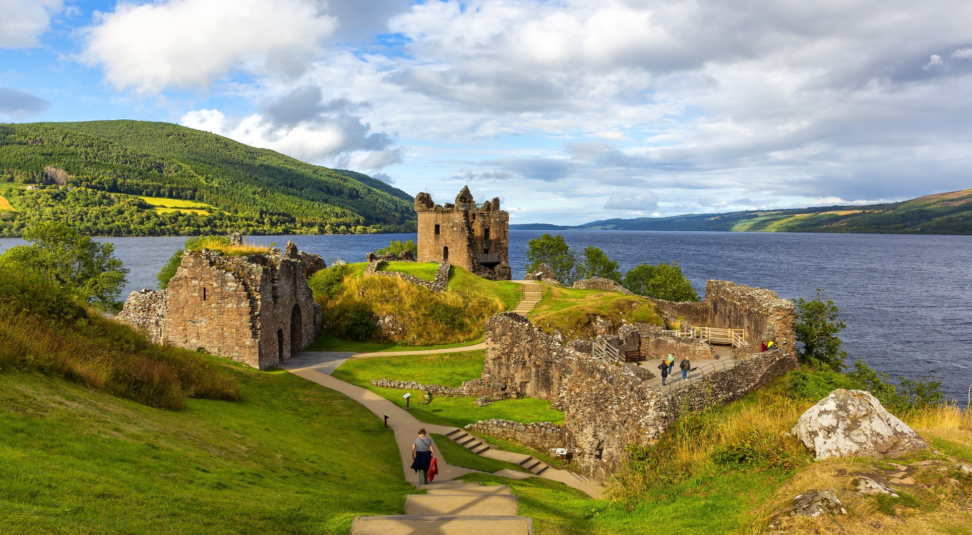  Castle Loch Ness