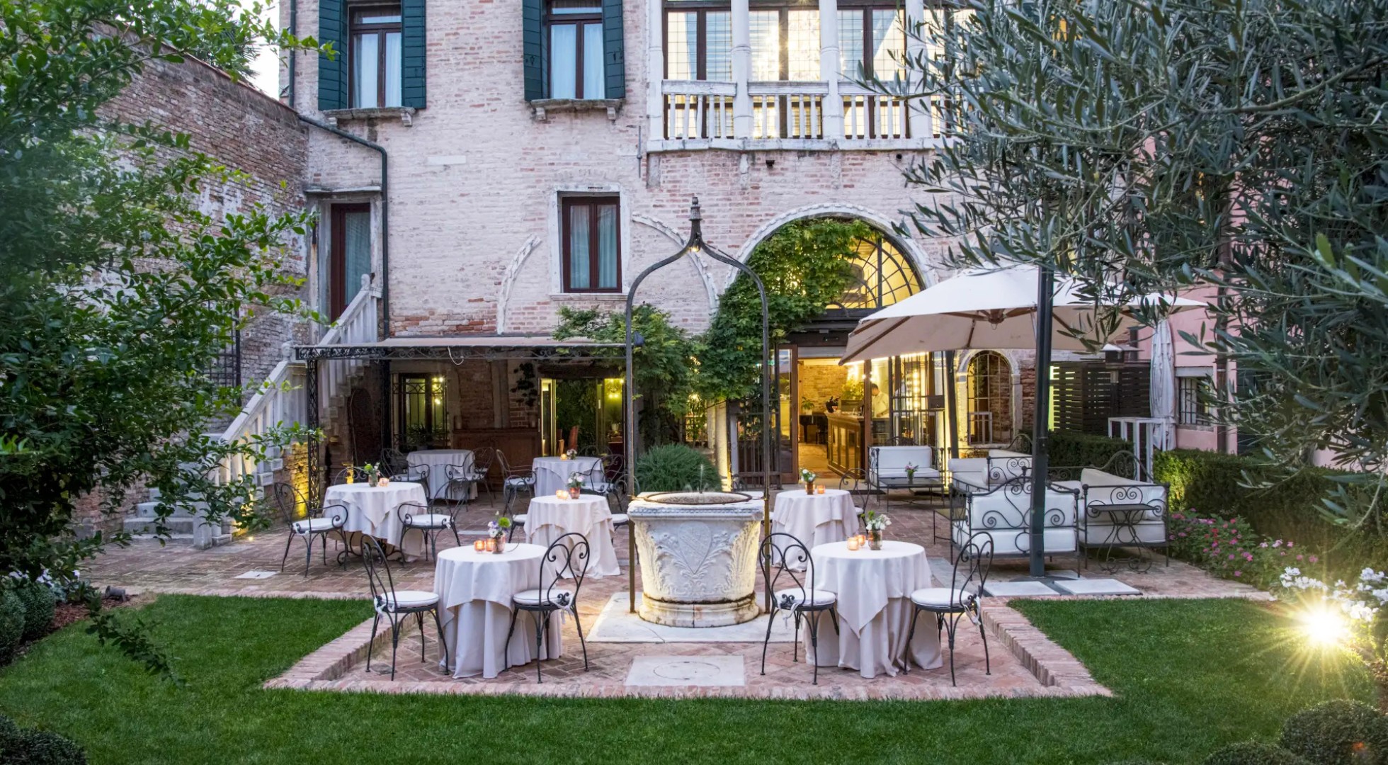 Al fresco dining in Venice