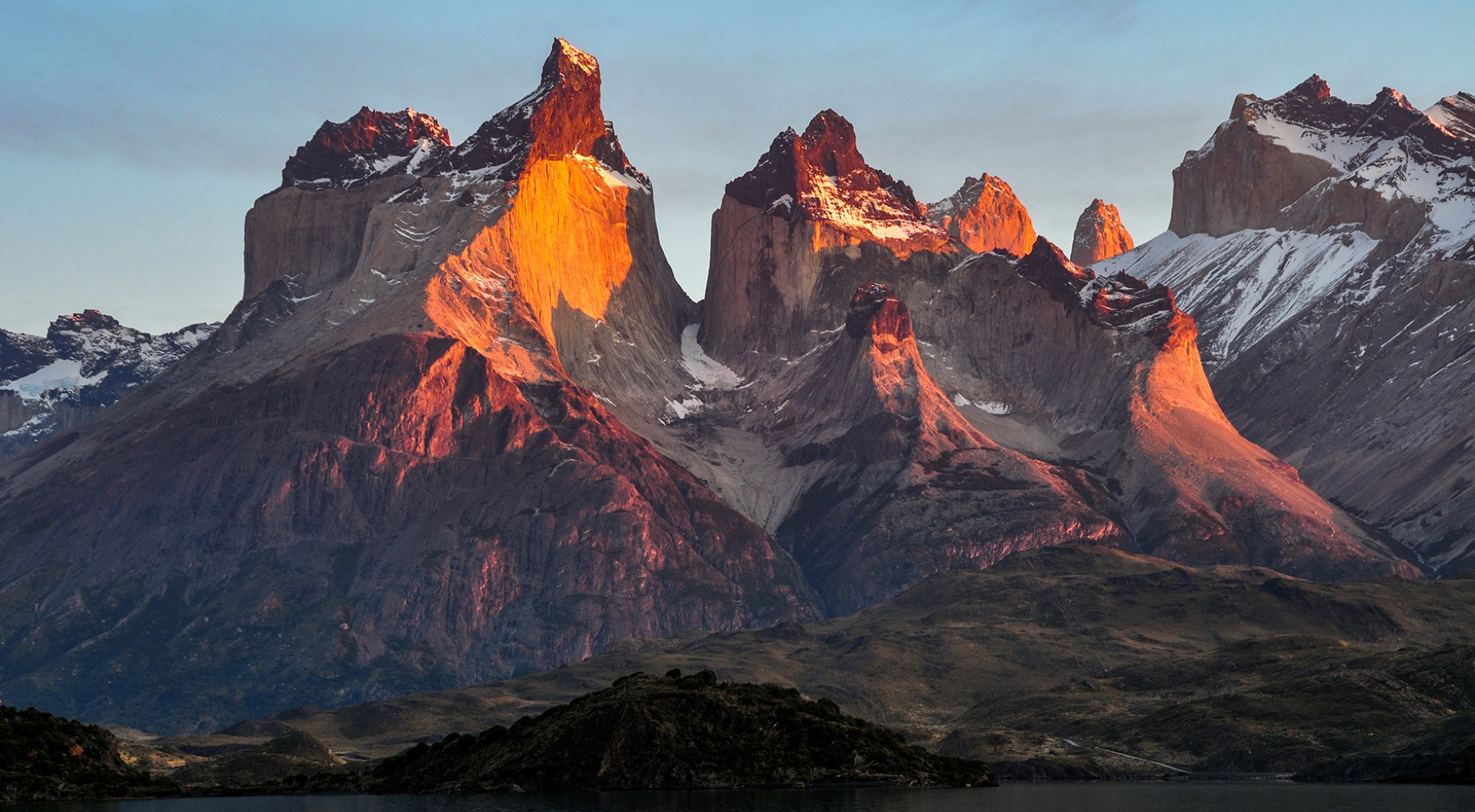 Peaks,Of,Cuernos,Del,Paine,At,Sunrise,At,Torres,Del