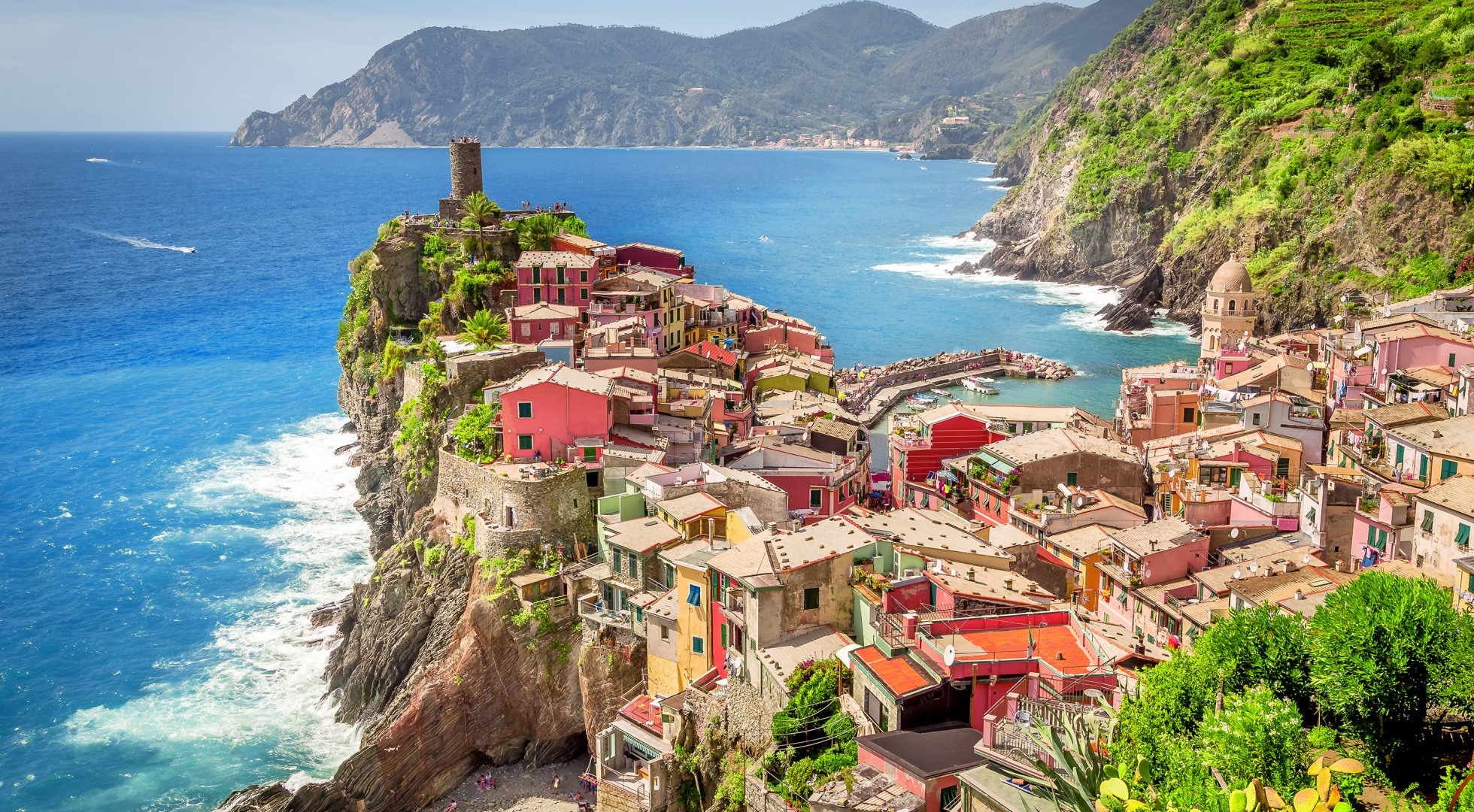 Scenic,View,Of,Colorful,Village,Vernazza,And,Ocean,Coast,In
