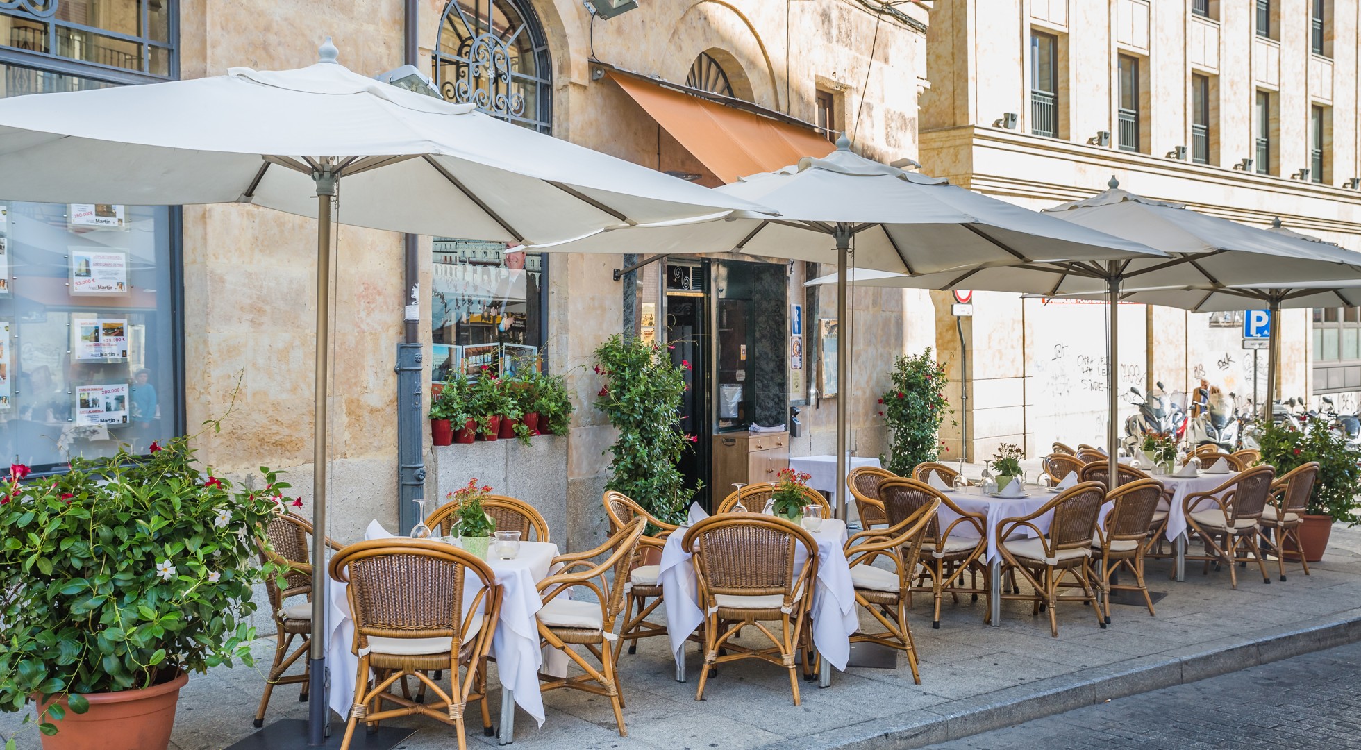 Salamanca,,Spain,-,October,,2016:,Cityscape.,Street,City,Cafe,With