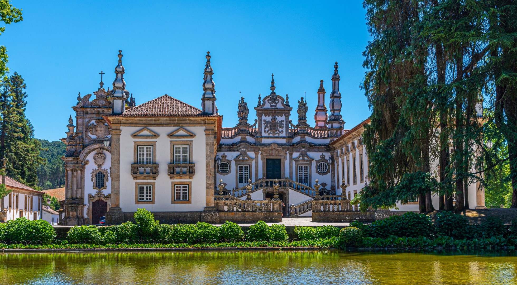 Mateus,Palace,Reflecting,On,An,Artificial,Pond,,Portugal