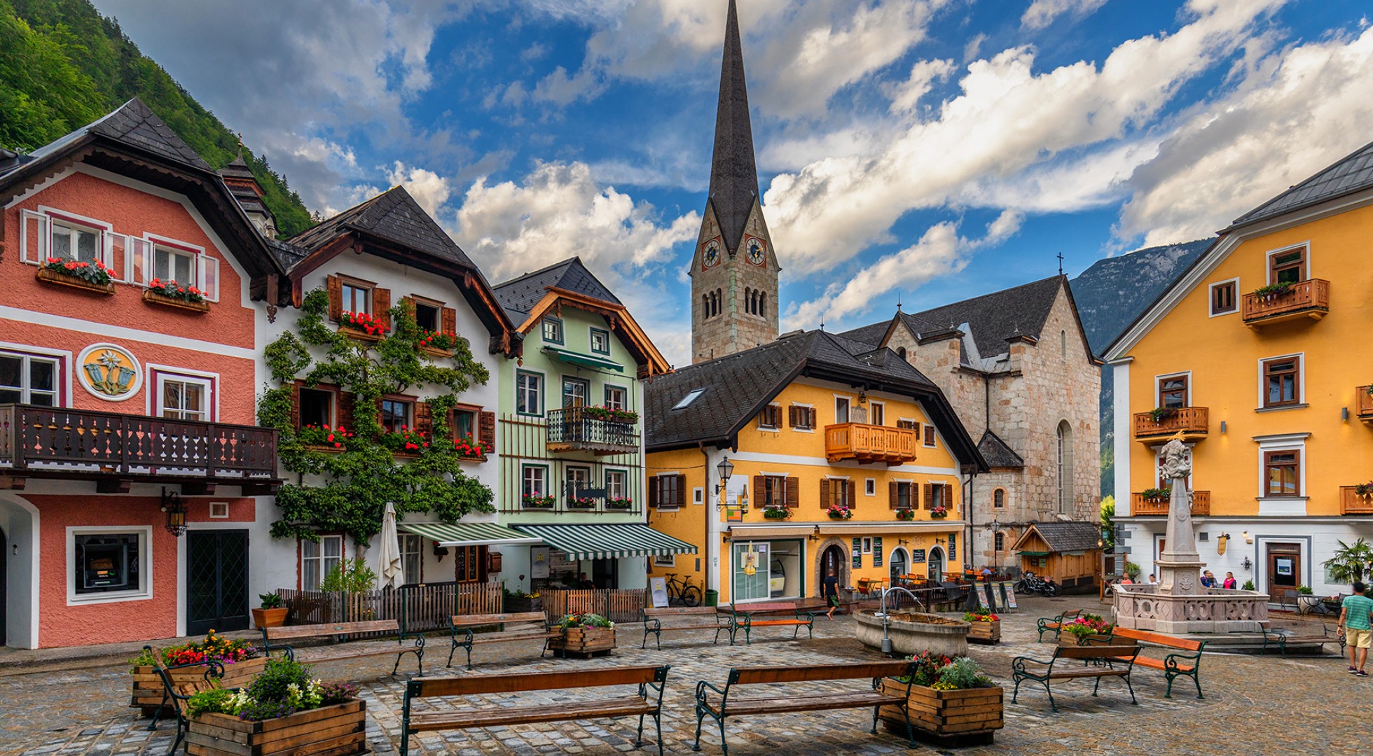 View,Of,Famous,Hallstatt,Mountain,Village,In,The,Austrian,Alps