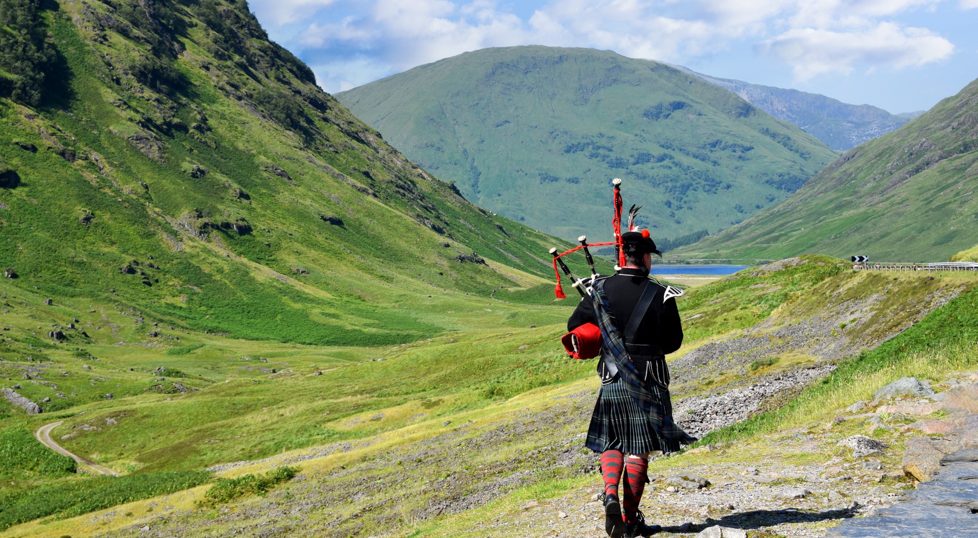 A,Scotsman,Playing,Bagpipes,In,Scottish,Highlands