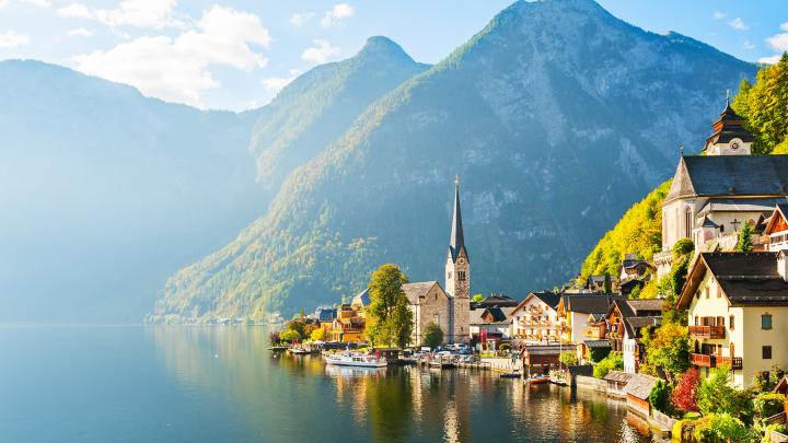 Hallstatt,Village,On,Hallstatter,Lake,In,Austrian,Alps