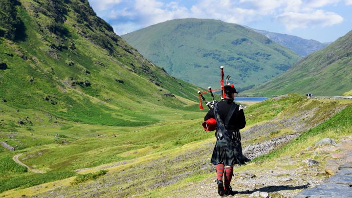 A,Scotsman,Playing,Bagpipes,In,Scottish,Highlands