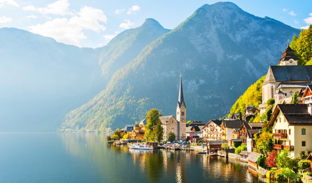 Hallstatt,Village,On,Hallstatter,Lake,In,Austrian,Alps