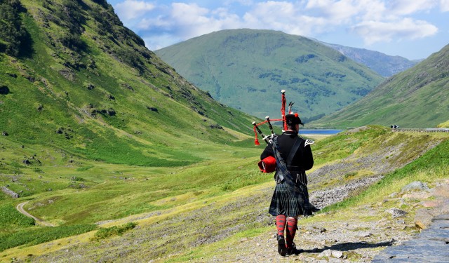 A,Scotsman,Playing,Bagpipes,In,Scottish,Highlands